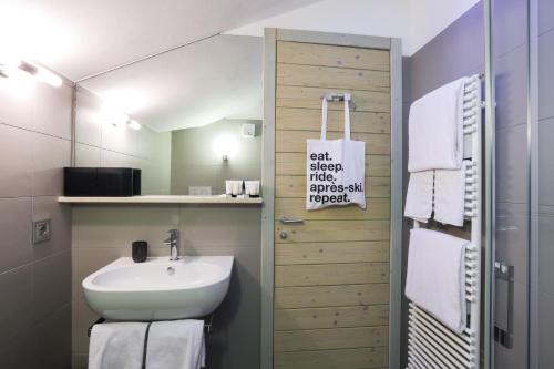 库马约尔超级G酒店的一间带水槽和镜子的浴室