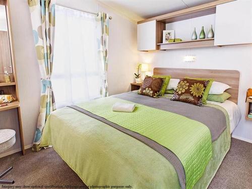 利明顿Heavenly Haven的一间卧室配有一张带绿毯的大床