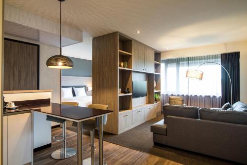 阿姆斯特尔芬阿姆斯特丹城南阿达焦酒店的酒店客房设有床和客厅。