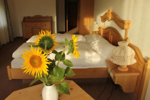 吕策尔弗吕奥伯多夫社区酒店的一张桌子上带向日葵的床