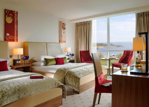 阿斯隆霍德森海湾酒店的酒店客房设有两张床和大窗户。