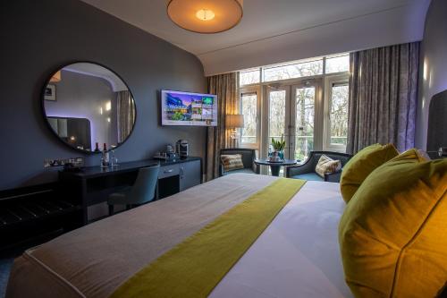 Fota Island福塔岛Spa酒店的配有一张大床和镜子的酒店客房