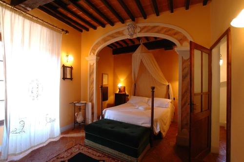拉波拉诺泰尔梅宫比扎里旅馆的一间带一张床铺的卧室,位于一个拱形的房间