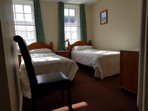 贝里圣埃德蒙兹The Westgate的酒店客房,配有两张床和椅子