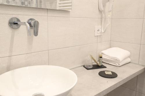 米兰Cadorna Luxury Hotel的浴室配有白色卫生间和盥洗盆。
