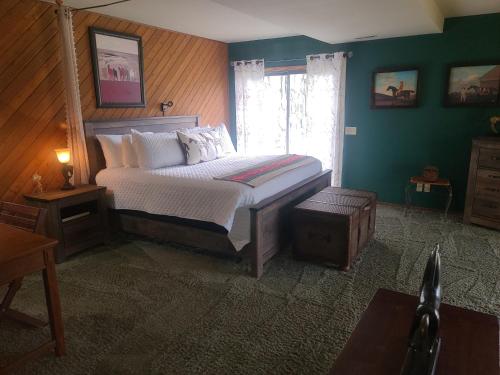 奥克港Wildwood Farm Bed & Breakfast的一间卧室设有一张床和一个窗口