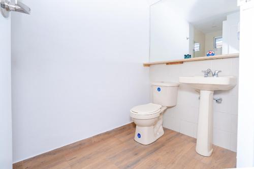 里奥内格罗Ayenda 1251 Oasis的一间带卫生间和水槽的浴室