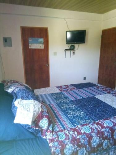 WillikiesLynn's Peaceful Space的卧室配有一张床,墙上配有电视。