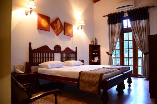康提弗拉玛康提酒店的一间卧室设有一张大床和一个窗户。