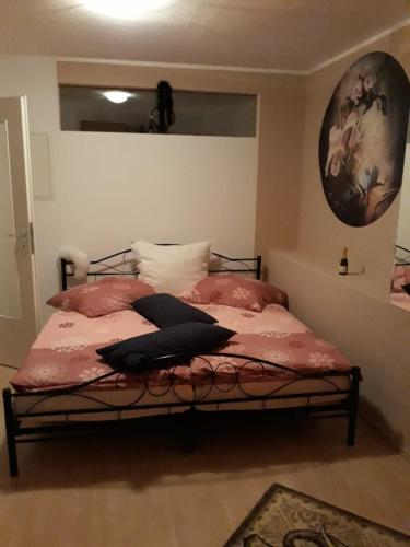 哥达Ferienwohnung Antik的一间卧室配有一张带粉色床单和枕头的床。