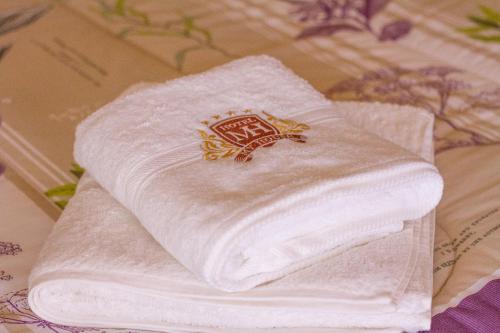 SalamancaHotel My House的床上的白色毛巾堆