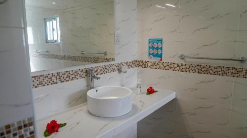 拉迪格岛Villa Antonia的白色的浴室设有水槽和镜子