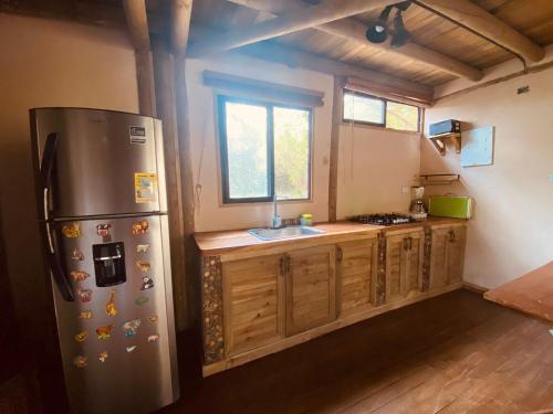 UsiacuríAnkua Eco Hotel的厨房配有不锈钢冰箱和木制橱柜