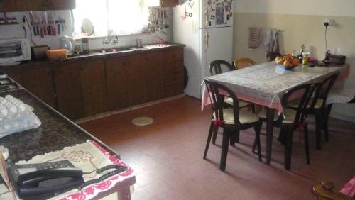 伯利恒B&B at Palestinian home / Beit Sahour的厨房配有桌椅和台面