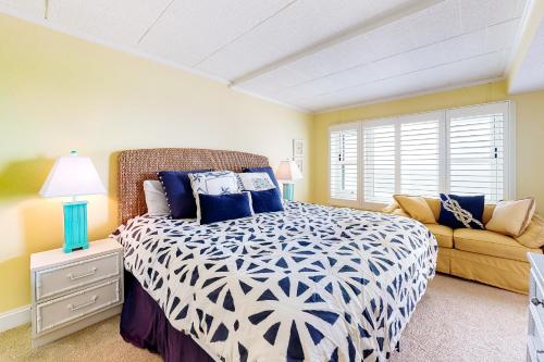 大洋城Ocean Hideaway 511的一间卧室配有一张床和一张沙发