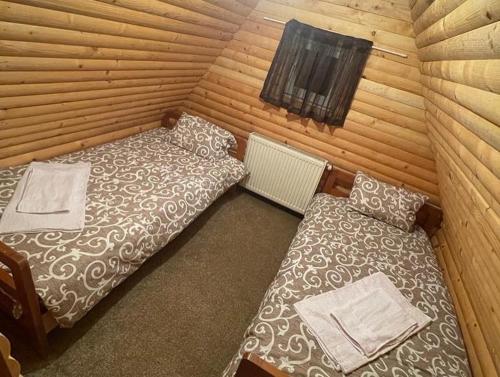 新帕扎尔Vikendica Golija的小木屋内带两张床的房间