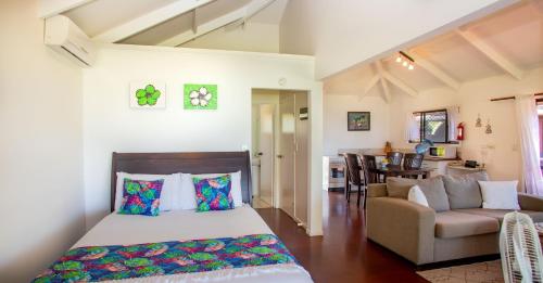 阿瓦鲁阿Vai Villas的一间卧室设有一张床和一间客厅。