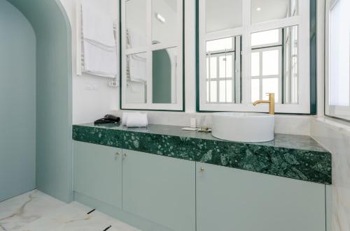 卡斯卡伊斯Westlight Cascais Chalet - Adults Only的一间带水槽和两面镜子的浴室