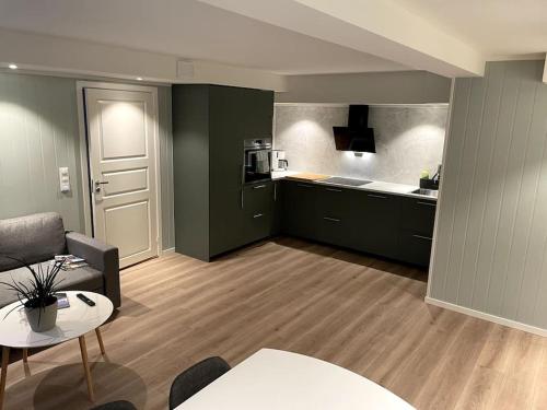 莱克内斯Lofoten - New apartment, close to airport.的客厅配有沙发和桌子