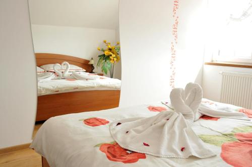 Stopnica鲁瓦维奇餐厅酒店的一间卧室配有两张床,床上配有毛巾