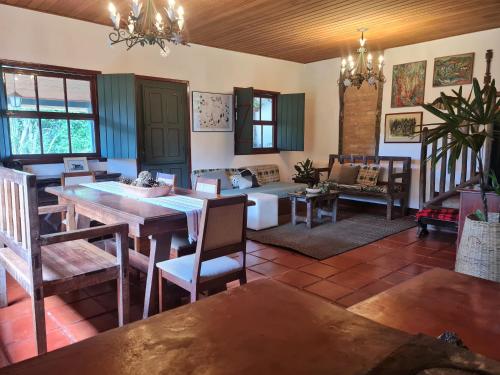 拉夫拉斯诺瓦斯Morada do Chabeco的客厅配有桌子和沙发