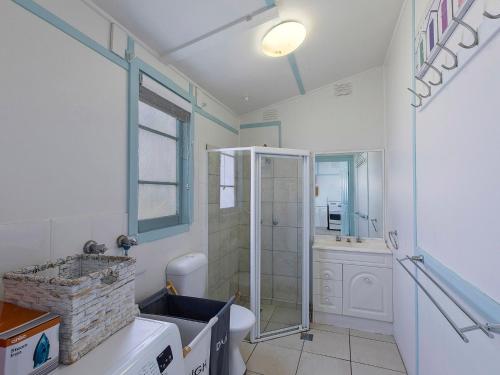 Long JettyPacific Family Retreat的带淋浴、卫生间和盥洗盆的浴室