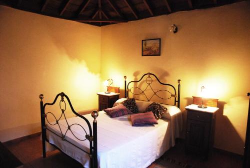 埃尔帕索Casa Bana I的一间卧室配有一张床和两个带灯的床头柜
