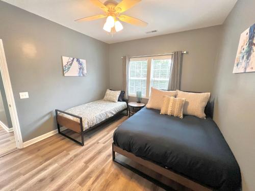 威尔明顿Charming, Beautiful, Treetop Loft, Prime Location的一间卧室设有一张床和一个窗口