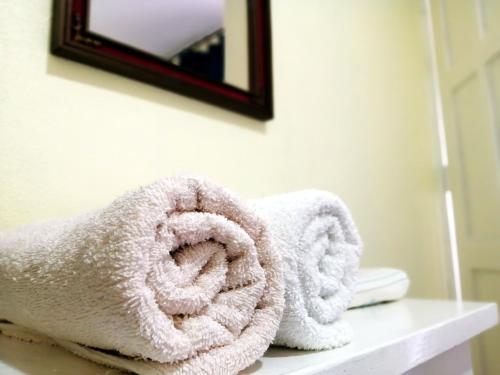 埃斯特利Hostal Mariella的浴室的台面上摆放着一堆毛巾