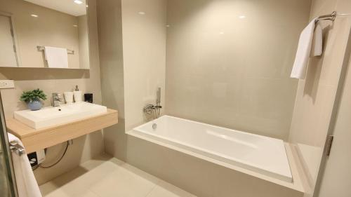 Ban Huai Sok NoiHill & Valley Khaoyai by Nancy的浴室配有白色浴缸和水槽