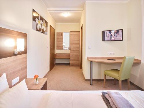 波恩Portofino的酒店客房配有书桌和床。
