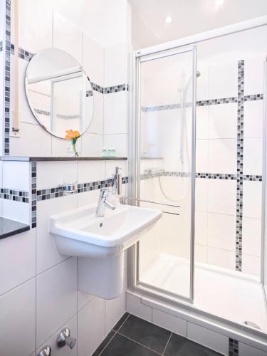 波恩Portofino的白色的浴室设有水槽和淋浴。