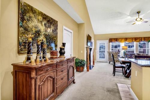 霍利斯特Villa Vista的客厅配有带花瓶的大型木制橱柜