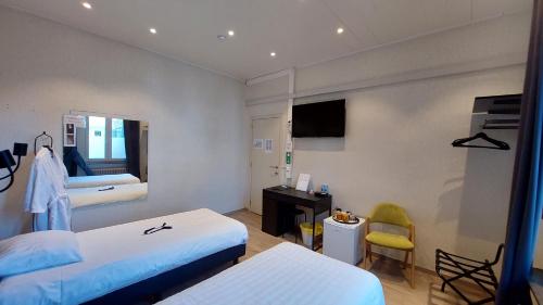 梅赫伦Albert - Rooms的酒店客房配有两张床和一张书桌