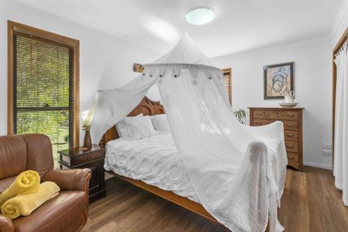 塔勒布吉拉浪漫舒适别墅的一间卧室配有一张带蚊帐的床