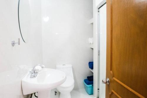 坎昆cancun marlin 32的白色的浴室设有水槽和卫生间。