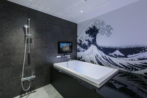 福山HOTEL 粋的浴室墙上有一幅波浪的巨幅画