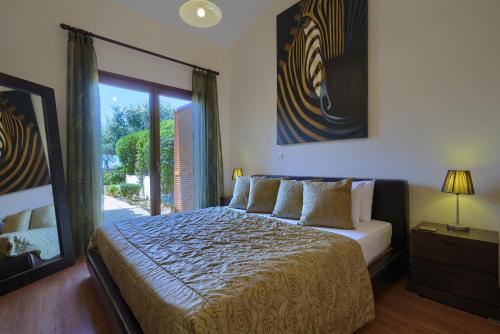 库克里亚3 bedroom Villa Madelini with private pool, Aphrodite Hills Resort的一间卧室设有一张床和一个大窗户