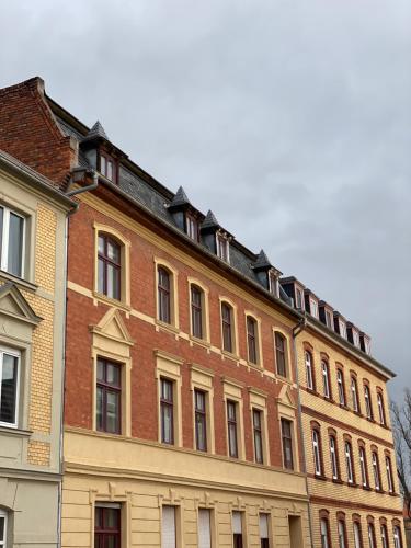 施塔斯富尔特Tränental 4.3的一座拥有许多窗户的大型砖砌建筑
