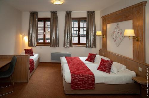 奥贝奈Hôtel De La Cloche的酒店客房带两张床和两个窗户