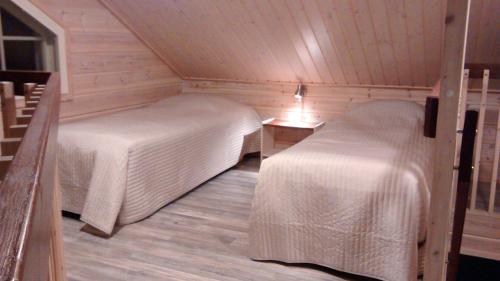 易拉斯加威Vanamo的小屋内带两张床的小房间