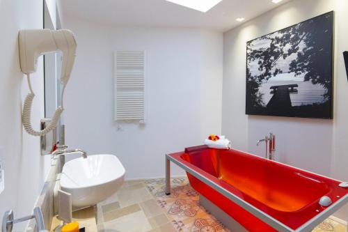 马萨夫拉Santa Marina Bed&Breakfast的一间带红色浴缸和卫生间的浴室
