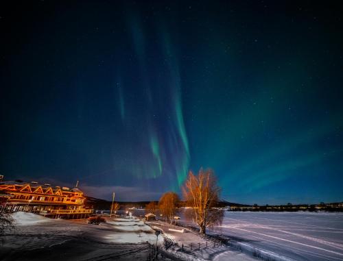 ÖverkalixGrand Arctic Resort的天空中极光舞的图像