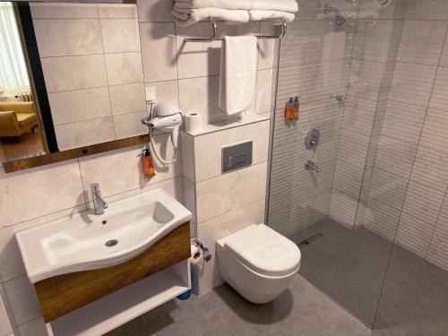 埃迪尔内巴尔塔酒店的一间带水槽、卫生间和淋浴的浴室
