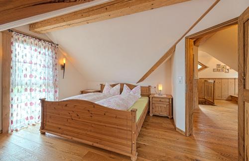 弗罗伊登施塔特Ferienhof Harr的一间卧室配有一张床,铺有木地板