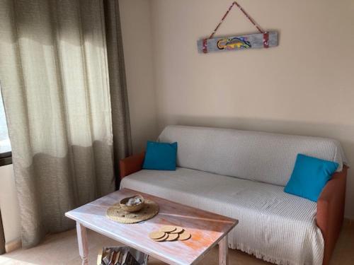 科拉雷侯Casa Camar的客厅配有沙发和桌子