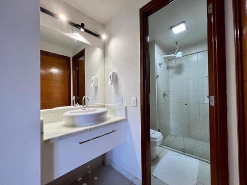 纳塔尔Elegance Hotel Natal Beira Mar的白色的浴室设有水槽和淋浴。