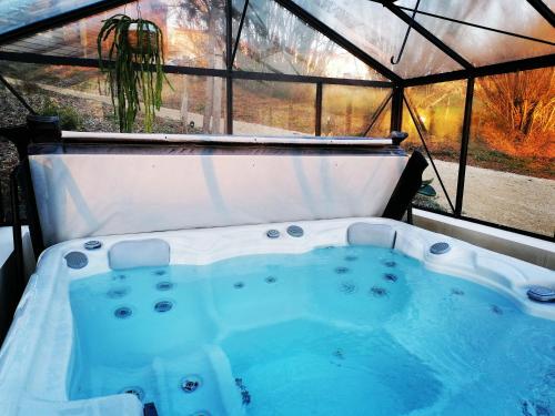 Saint-Michel-Mont-MercureLE PRE DE L AIR的冰屋的热水浴池,设有窗户