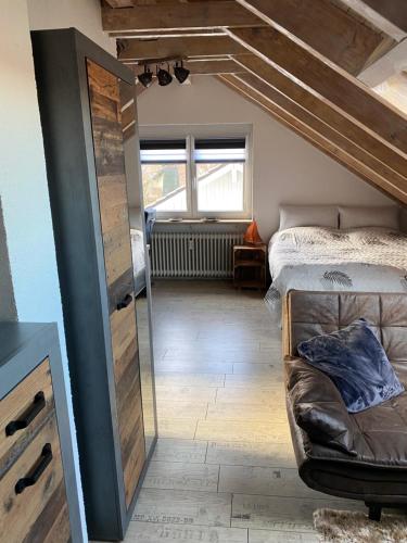 朗根阿根Ferienwohnung Mayer的一间卧室配有一张床和镜子
