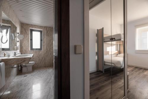 萨拉曼卡萨拉曼卡埃克酒店的一间带水槽、卫生间和镜子的浴室